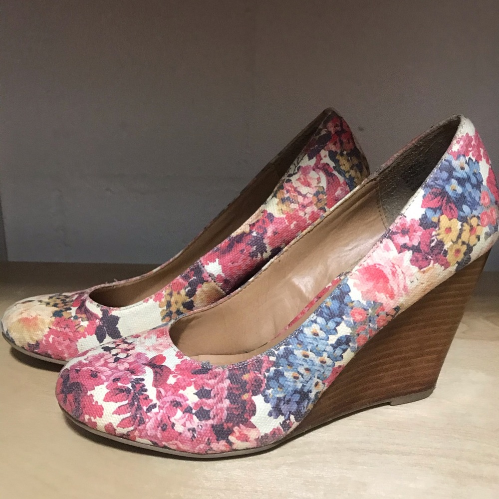 floral patterned wedges
